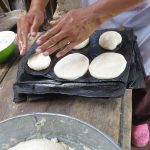 Manos de mujeres sobre masa cruda para pan