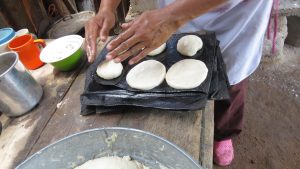 Manos de mujeres sobre masa cruda para pan